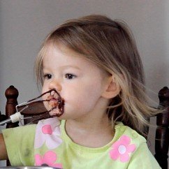 Alice fait son gâteau au chocolat préféré... Recette en russe et en français !