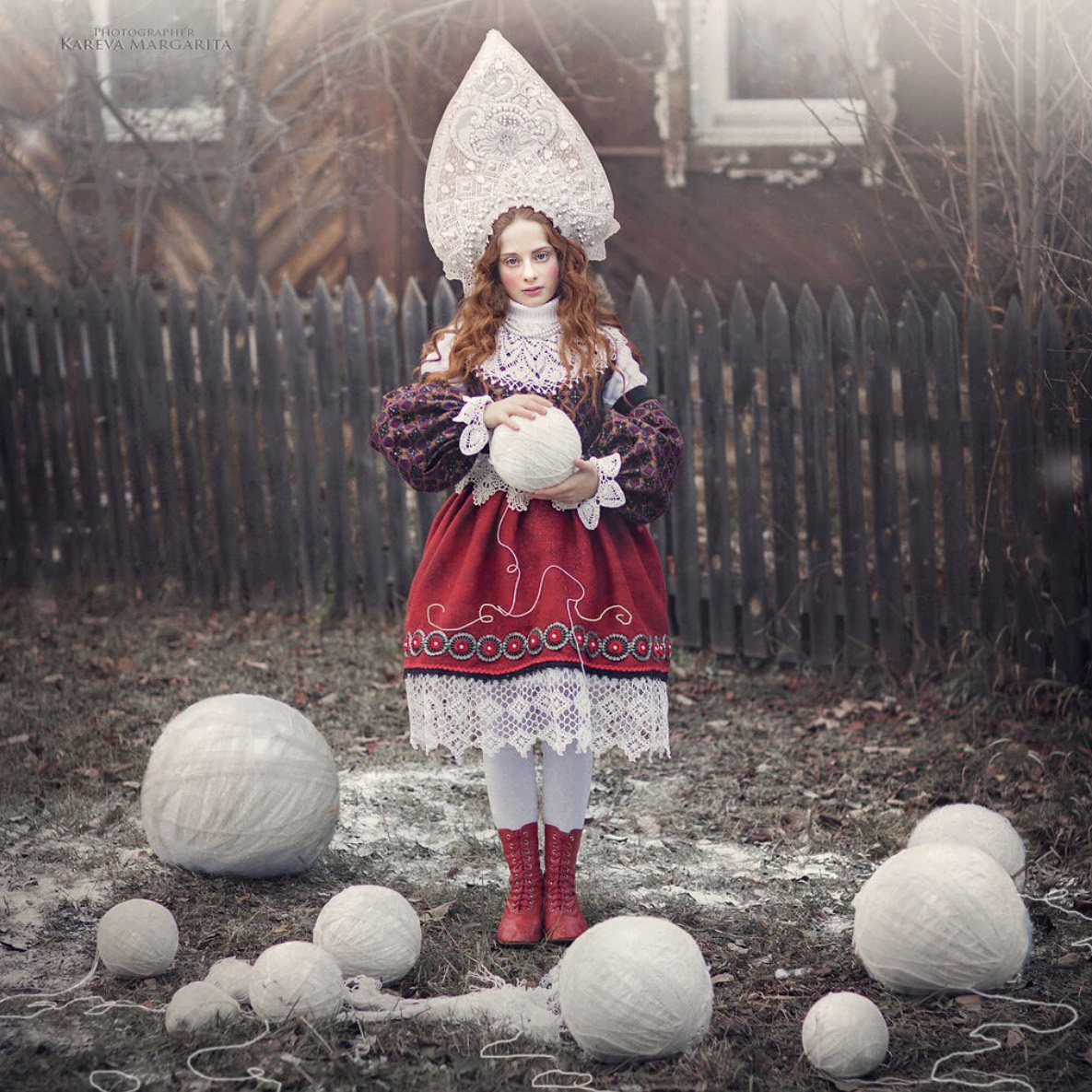 Petite_fille_russe_habit_traditionnel_Margarita_Kareva_Apprendre-le-russe-avec-Ania utilisé dans la page Apprendre le russe