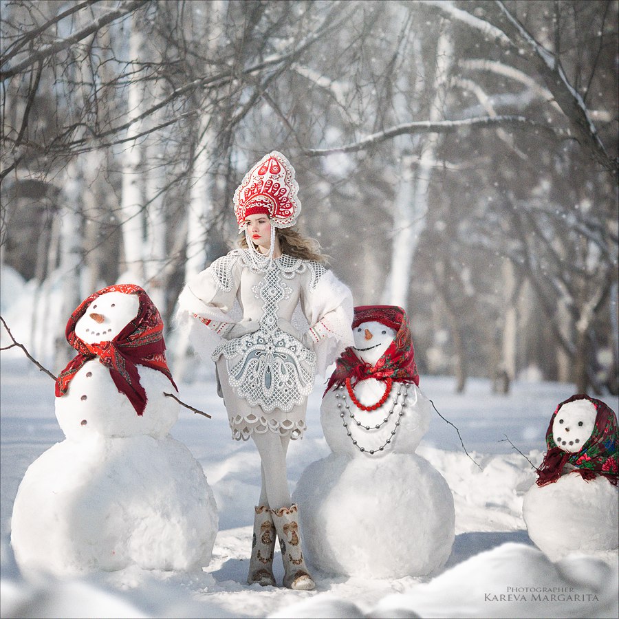 Jeune fille russe habits blancs traditionnels 
