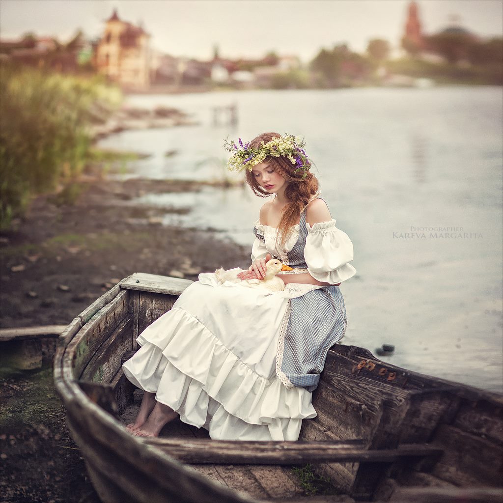 Photo jeune russe sur une barque avec couronne de fleurs
