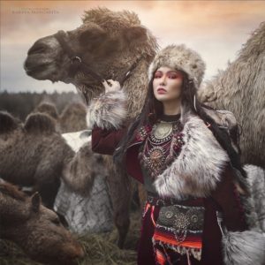 photo de femme russe d'Asie avec un chameau, en habit traditionnel russe et chapka