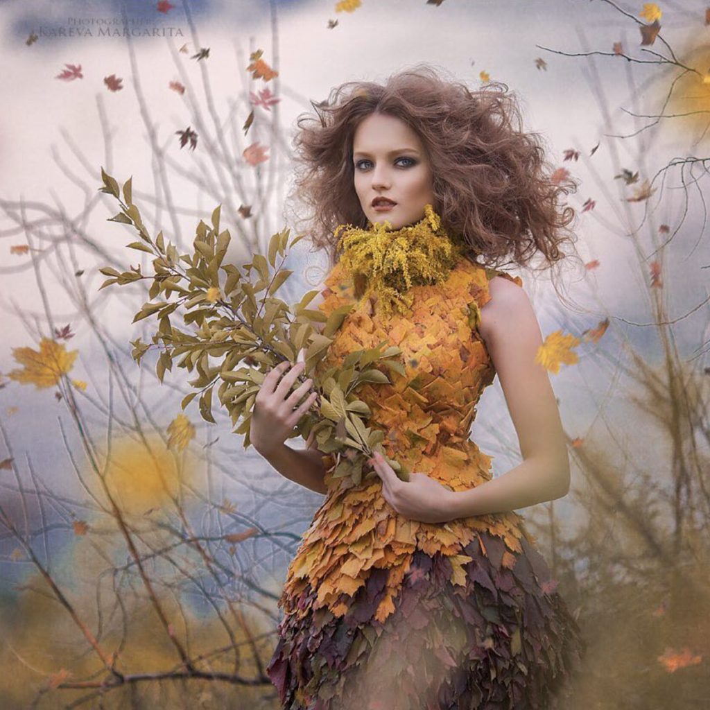 photo femme russe avec robe de feuilles d'automne