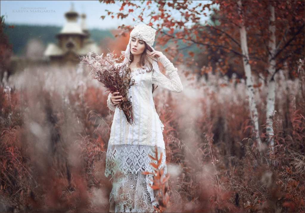 Photo d'une femme russe nature en robe traditionnelle russe blanche et bouleaux