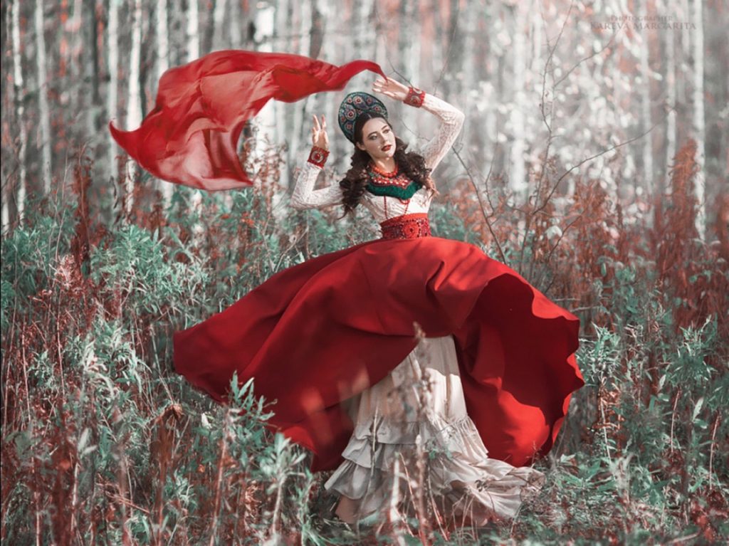 Photo femme russe robe traditionnelle russe rouge, par maria Karena