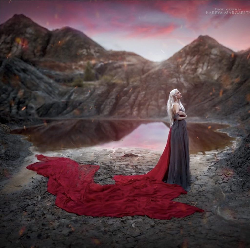 Photo femme russe devant un lac volcanique