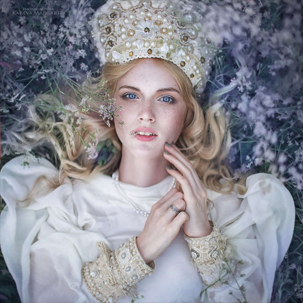 Portrait femme russe habit princesse et kokochnik traditionnel 