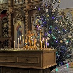 Photo de cierges et d'un sapin dans une église en Biélorussie pour le noël orthodoxe Photo de cierges et d'un sapin dans une église en Biélorussie pour le noël orthodoxe