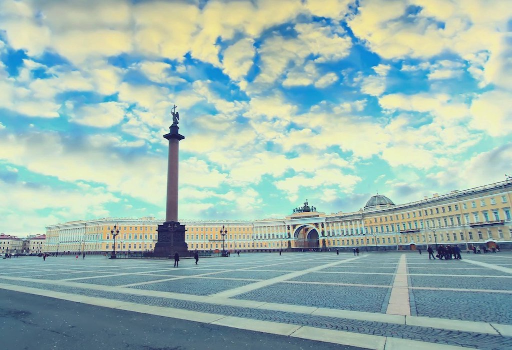 Place du Palais colonne Saint Alexandre Palais d état major Дворцовая площадь Александровская колонна Главный штаб - Stage de Russe Débutant à Saint-Pétersbourg Août 2019 Place du Palais colonne Saint Alexandre Palais d état major Дворцовая площадь Александровская колонна Главный штаб - Stage de Russe Débutant à Saint-Pétersbourg Août 2019