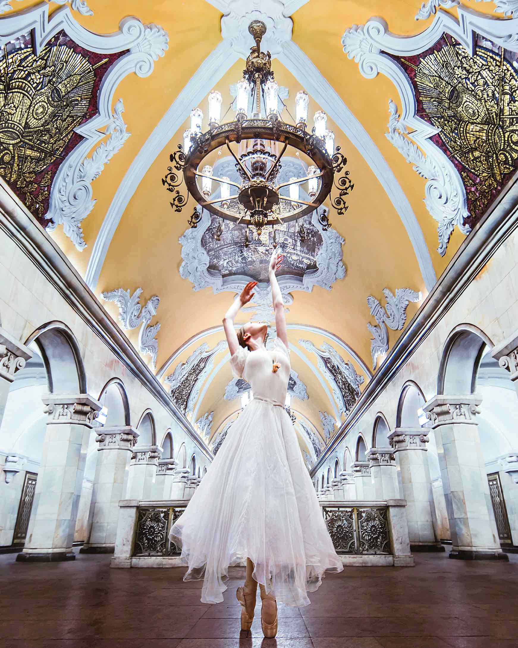 danse-classique-métro-russe-Kristina-Makeeva-photographe Danseuse russe dans le métro de Moscou utilisé dans la page Russe Intensif Intermédiaire - 52 cours en une année