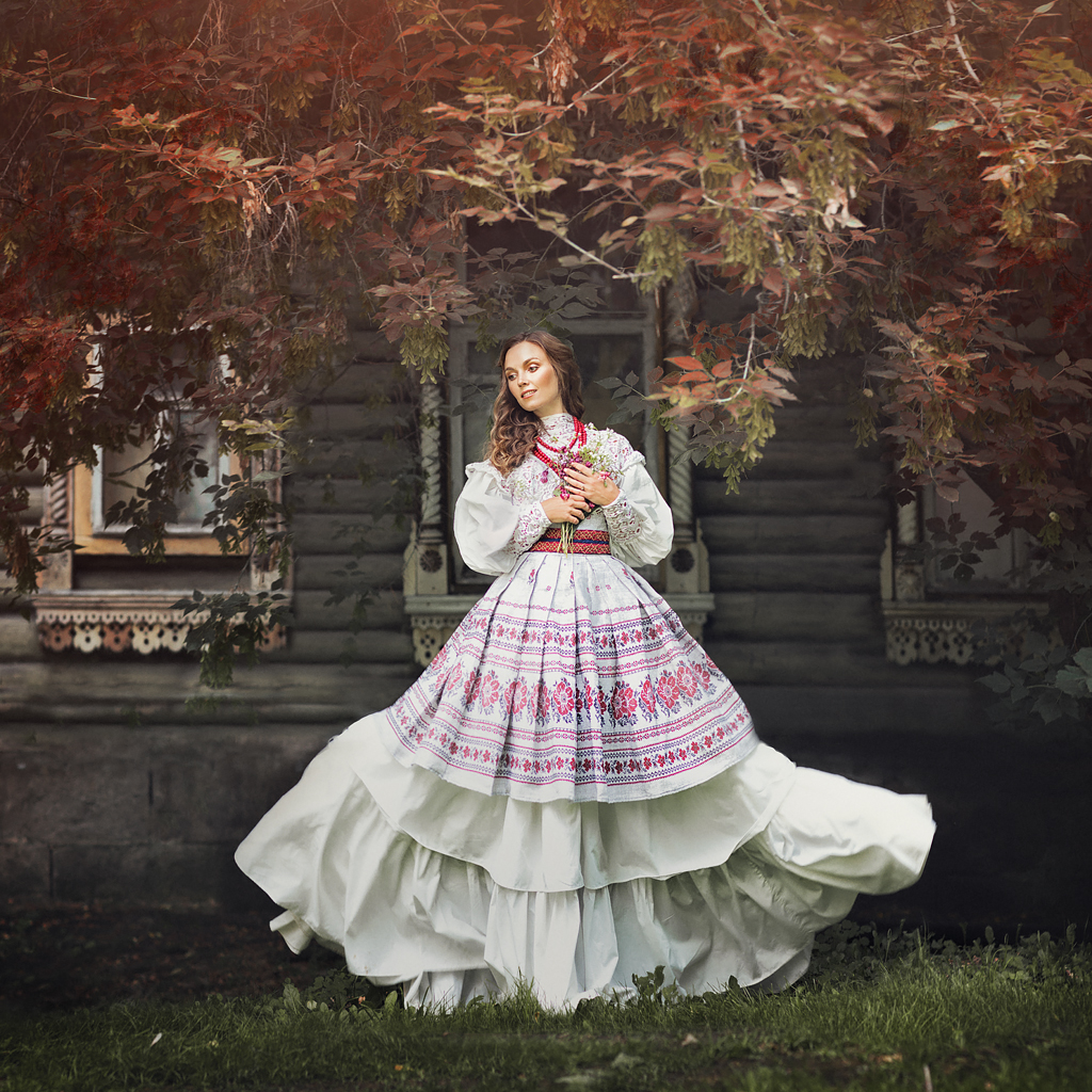 jeune-fille-robe-traditionnelle-russe-architecture
