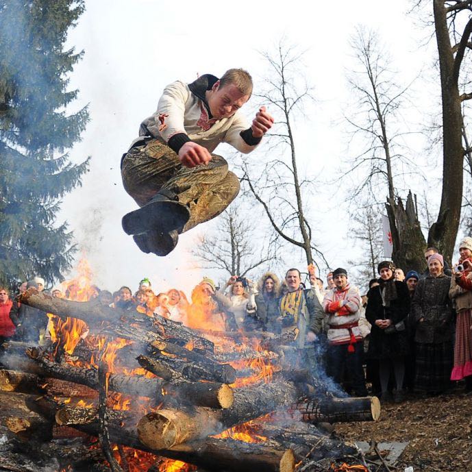 carnaval-slave-saut-feu-boi-прыжок-костёр-масленица utilisé dans la page Stage de Russe en Biélorussie lors du Carnaval Slave
