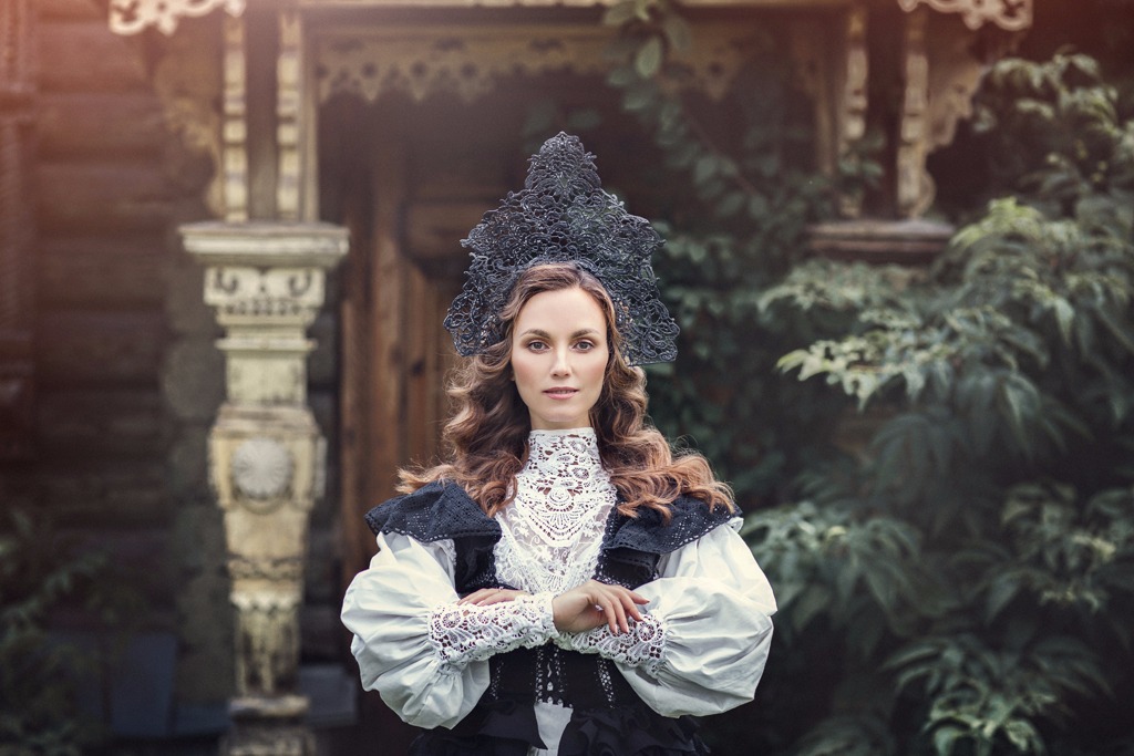 portrait-ania-stas-coiffe-russe-habit-traditionnel femme russe kokochnik robe traditionnelle utilisé dans la page Stages Intensifs de Russe en Immersion
