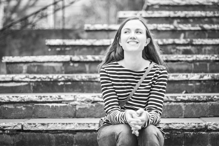 Portrait-Ania-Stas-assise-pull-rayé-sourire utilisé dans la page Séjour Linguistique en Altaï, en Sibérie | Août 2020
