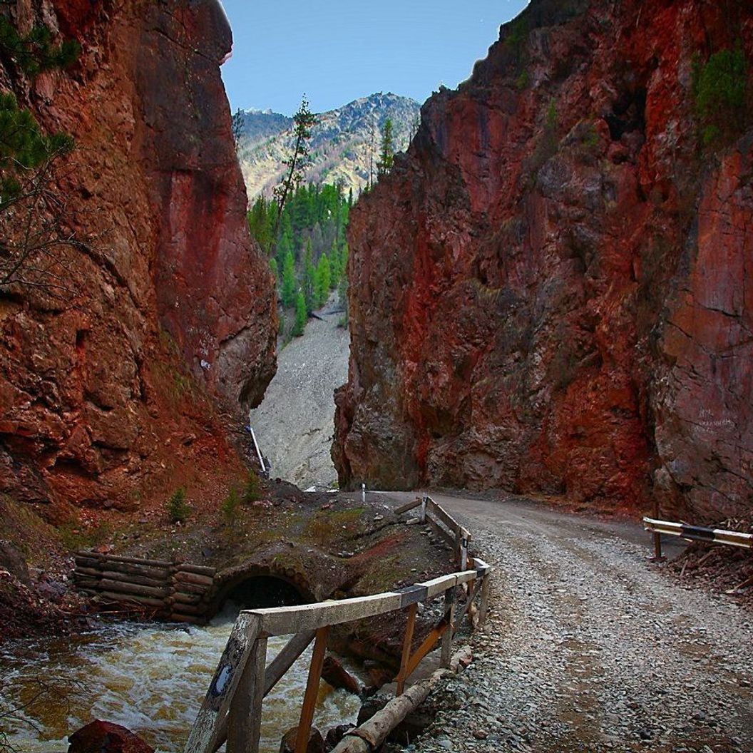 Montagnes-Altai-Porte-Rouge-Aktach-красные ворота utilisé dans la page Séjour Linguistique en Altaï, en Sibérie | Août 2020