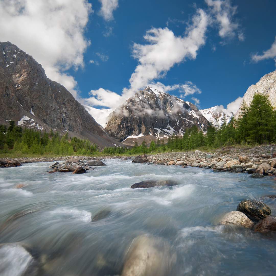Montagnes-Altai-Siberie-riviere-Aktrou-camp-alpin-Актру- utilisé dans la page Séjour Linguistique en Altaï, en Sibérie | Août 2020