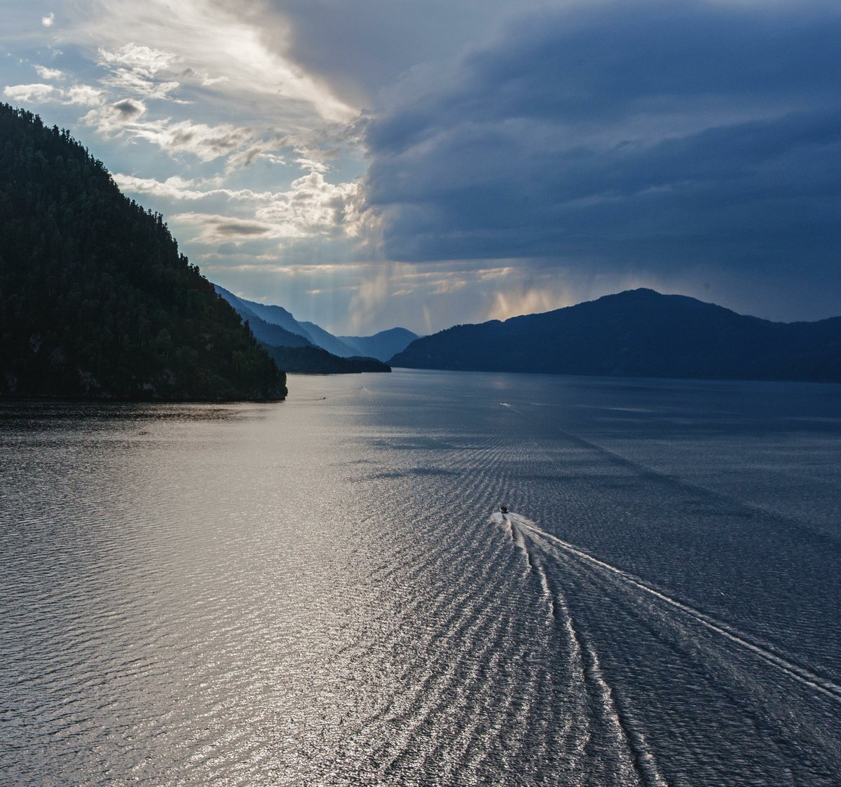 Montagnes-Altai-lac-Teletskoe-croisiere-Телецкое utilisé dans la page Séjour Linguistique en Altaï, en Sibérie | Août 2020