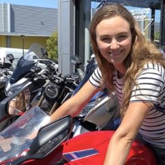 Une femme sur une moto rouge