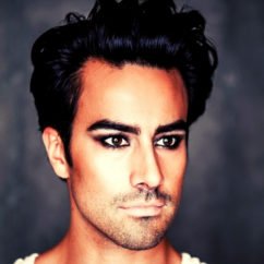 homme brun maquillé