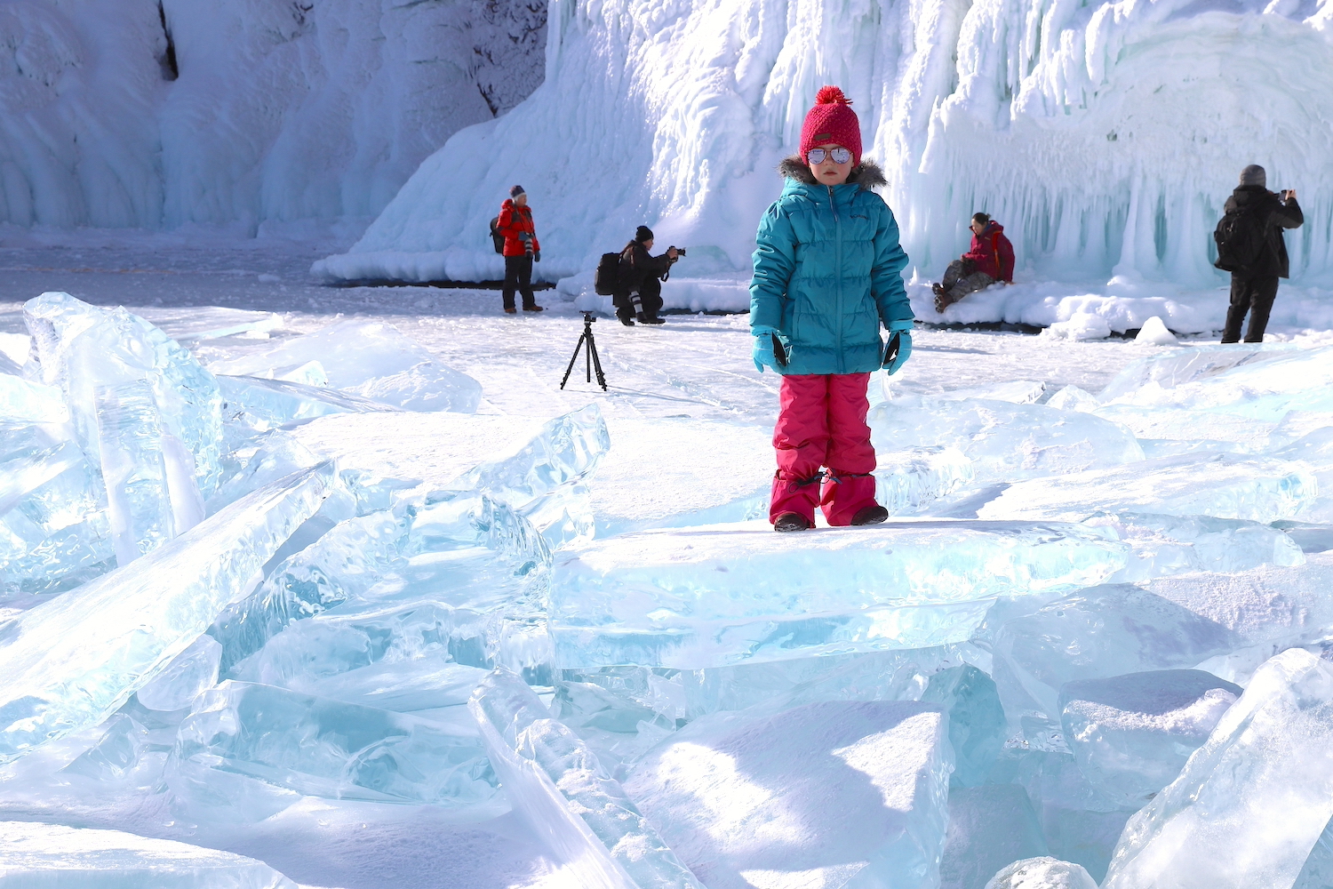 Une fille sur les glaces du lac Baikal