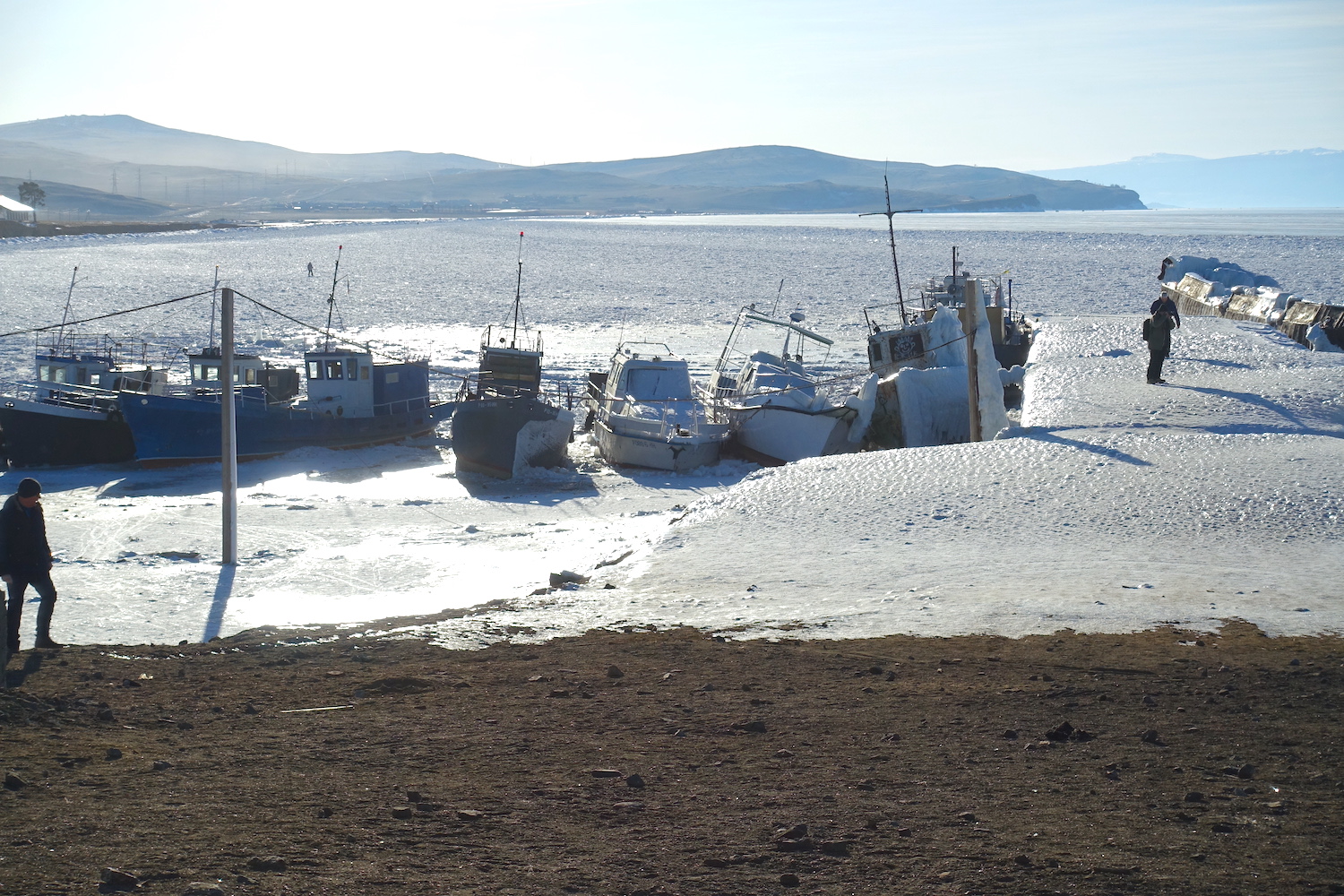 Une vue sur les glaces du Baikal depuis l'ile Olkhone