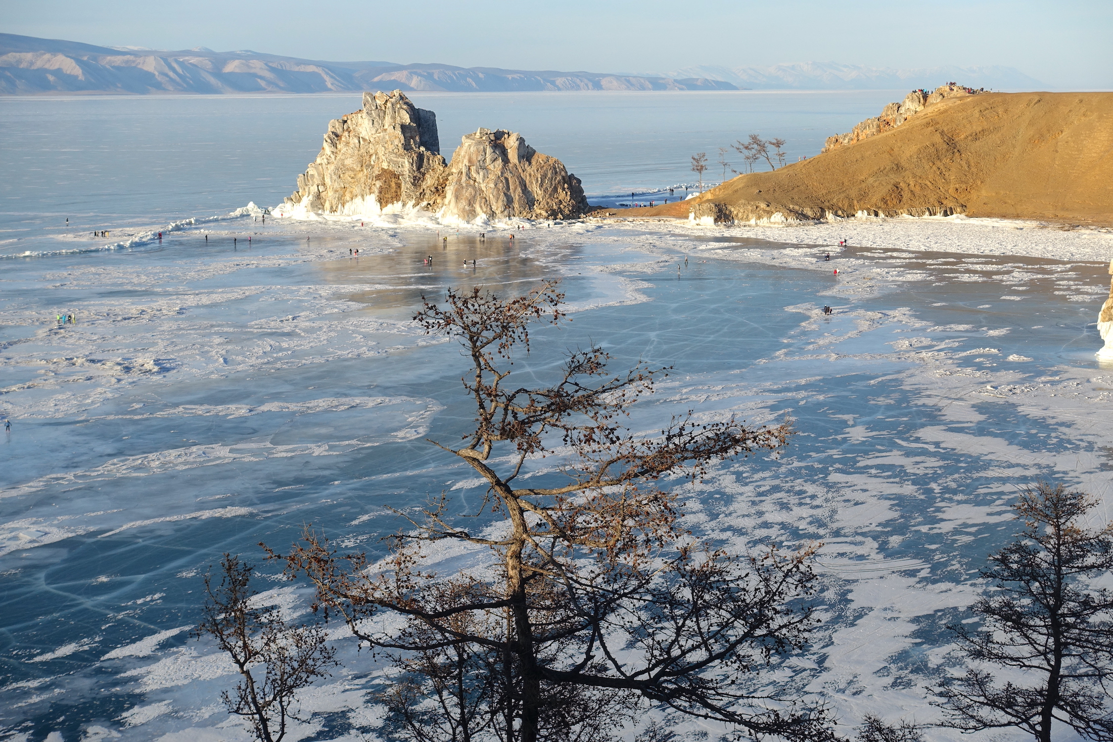 Une vue sur les eaux du lac Baikal depuis l'île Olkhone